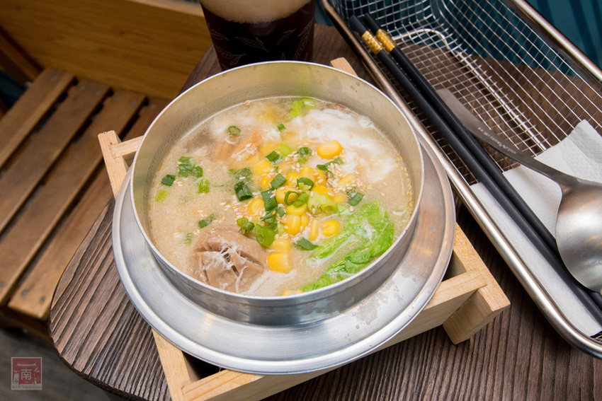 【台南東區】銅板價茶奶酥吐司麵包｜手沖無農藥茶飲｜茶湯頭鍋燒意麵｜添加高大的古早味奶茶｜德安百貨輕食鍋燒飲品｜提供內用及外送平台外送~台南淬自然 - 南人幫