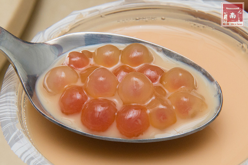 【台南東區】銅板價茶奶酥吐司麵包｜手沖無農藥茶飲｜茶湯頭鍋燒意麵｜添加高大的古早味奶茶｜德安百貨輕食鍋燒飲品｜提供內用及外送平台外送~台南淬自然 - 南人幫