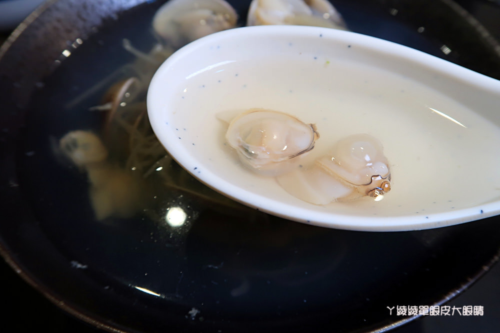 新竹城隍廟宵夜美食！蛤蜊控看過來，姓徐的客人點主食可折三十元