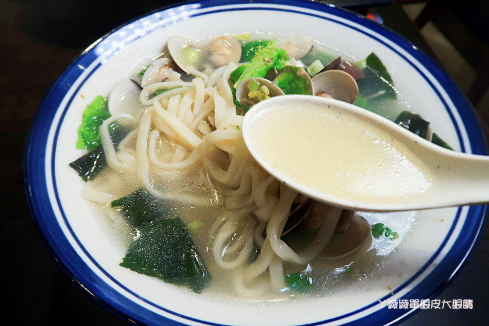 新竹城隍廟宵夜美食！蛤蜊控看過來，姓徐的客人點主食可折三十元