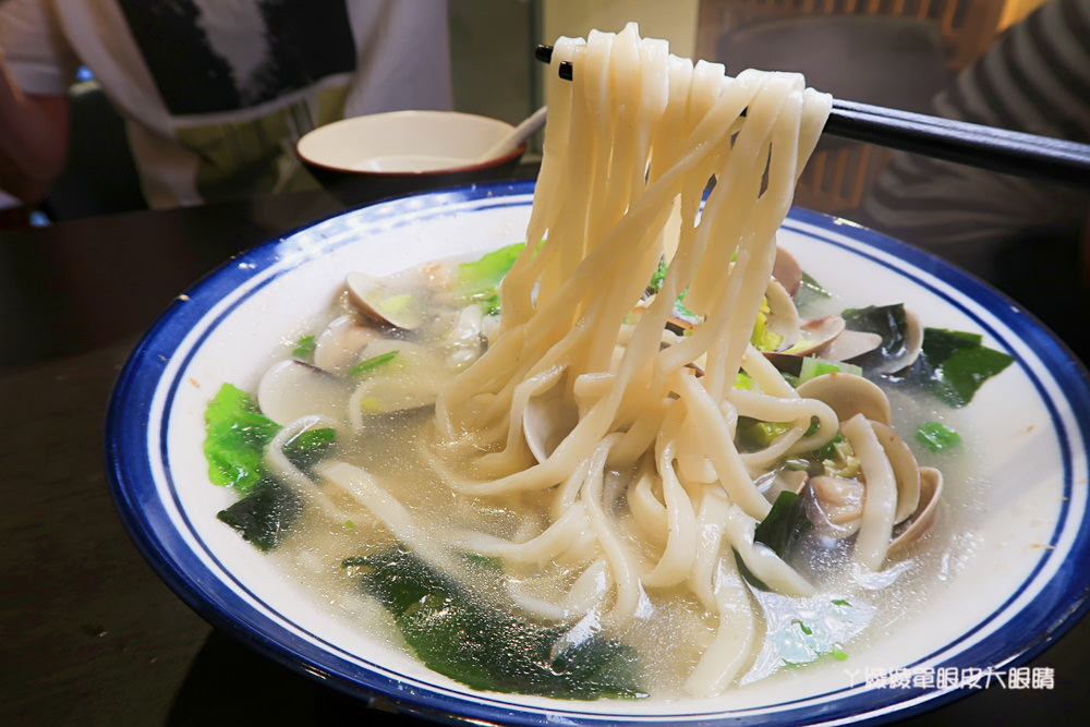 新竹城隍廟宵夜美食！蛤蜊控看過來，姓徐的客人點主食可折三十元