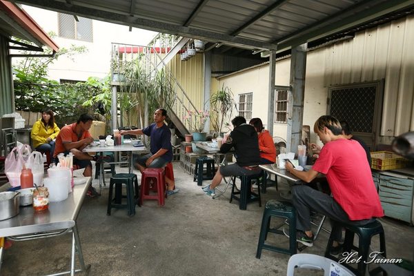 上崙早餐肉粿：【台南美食】一天只營業五小時的人氣早餐店！糙米漿蛋餅獨門吃法好新鮮：上崙早餐肉粿