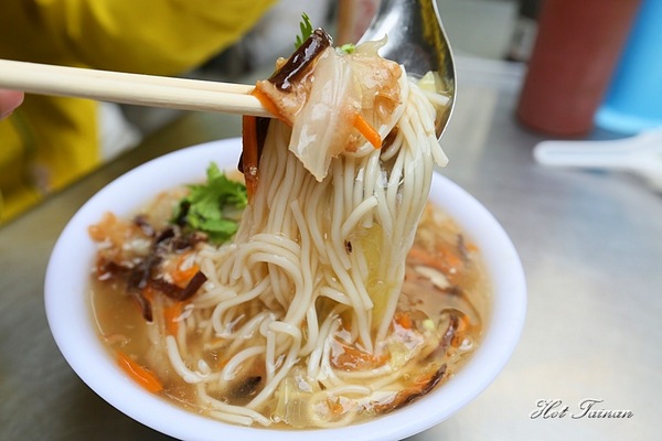 上崙早餐肉粿：【台南美食】一天只營業五小時的人氣早餐店！糙米漿蛋餅獨門吃法好新鮮：上崙早餐肉粿