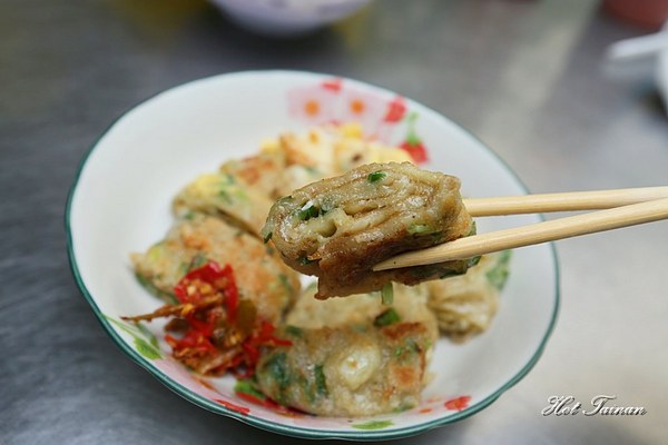 上崙早餐肉粿：【台南美食】一天只營業五小時的人氣早餐店！糙米漿蛋餅獨門吃法好新鮮：上崙早餐肉粿