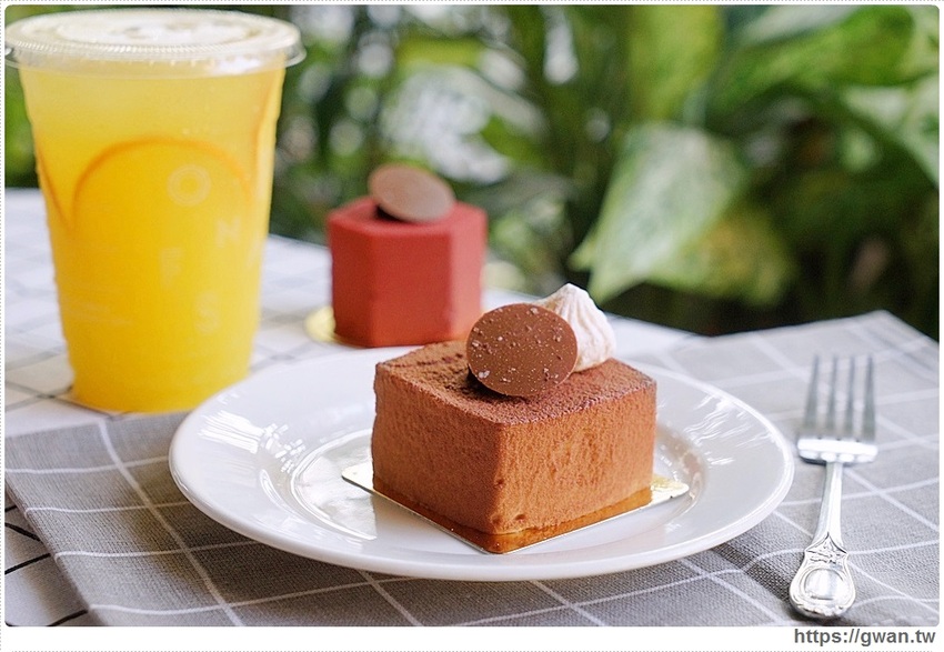 馥漫新品小蛋糕，百元有找，月底前加購飲料再半價