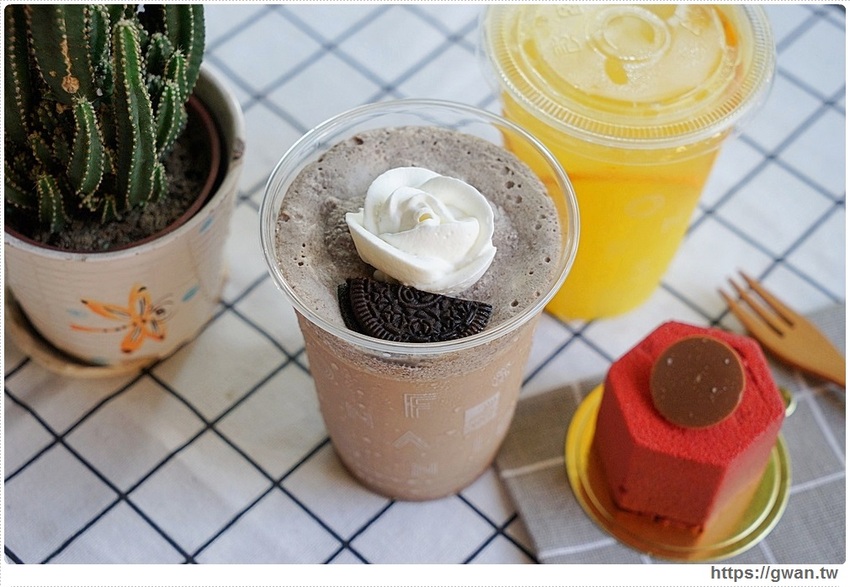 馥漫新品小蛋糕，百元有找，月底前加購飲料再半價