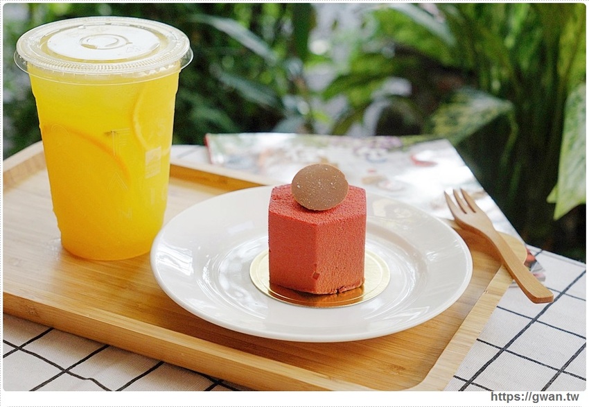 馥漫新品小蛋糕，百元有找，月底前加購飲料再半價