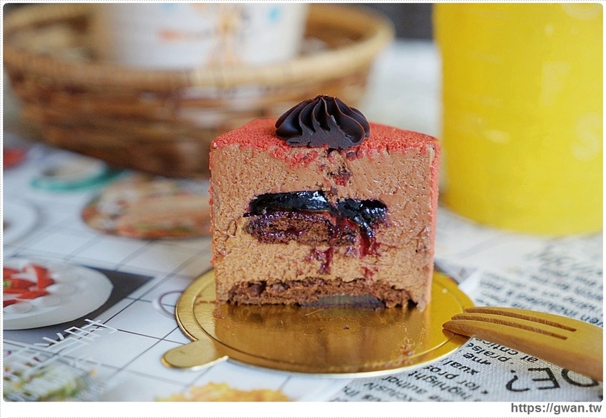 馥漫新品小蛋糕，百元有找，月底前加購飲料再半價