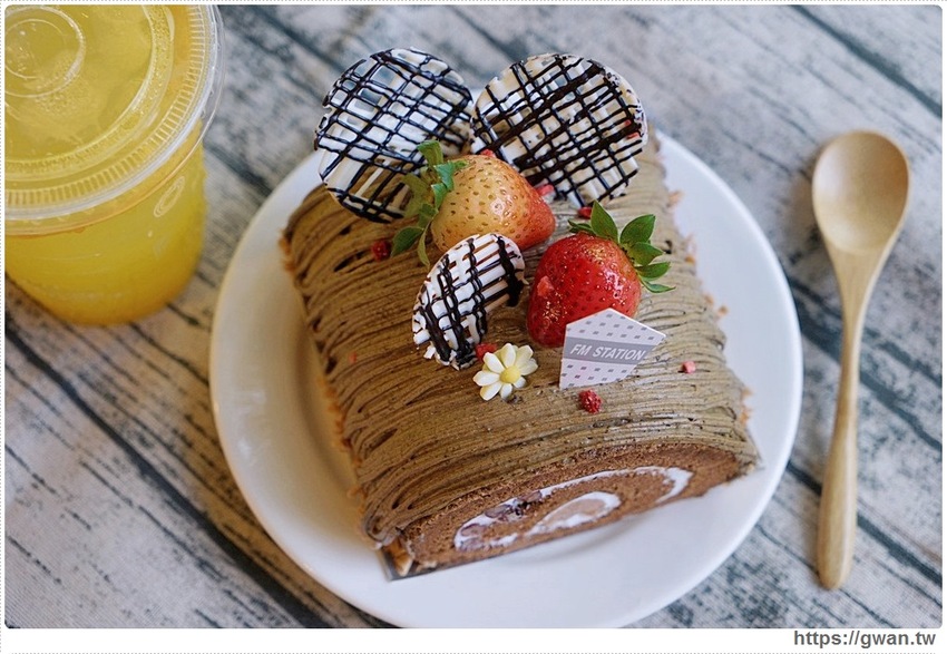 馥漫新品小蛋糕，百元有找，月底前加購飲料再半價