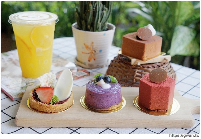 馥漫新品小蛋糕，百元有找，月底前加購飲料再半價