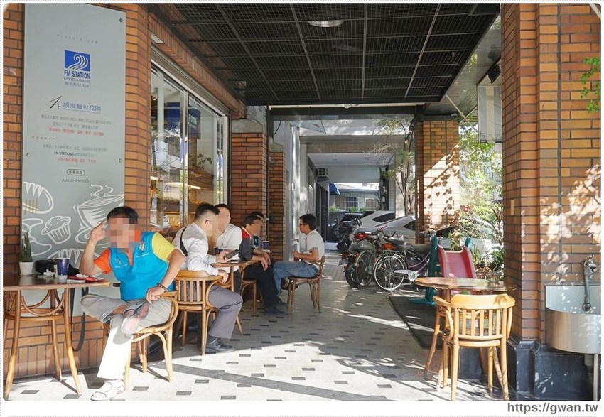 馥漫新品小蛋糕，百元有找，月底前加購飲料再半價