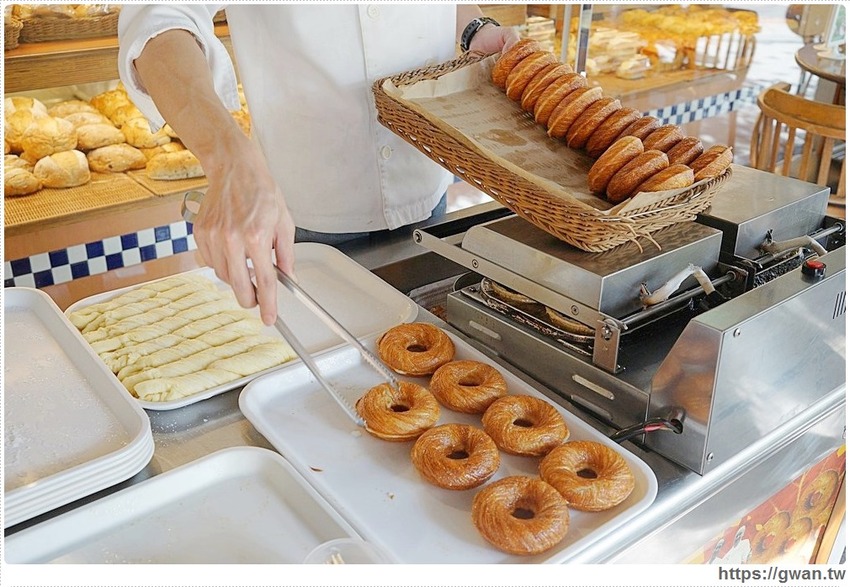 馥漫新品小蛋糕，百元有找，月底前加購飲料再半價