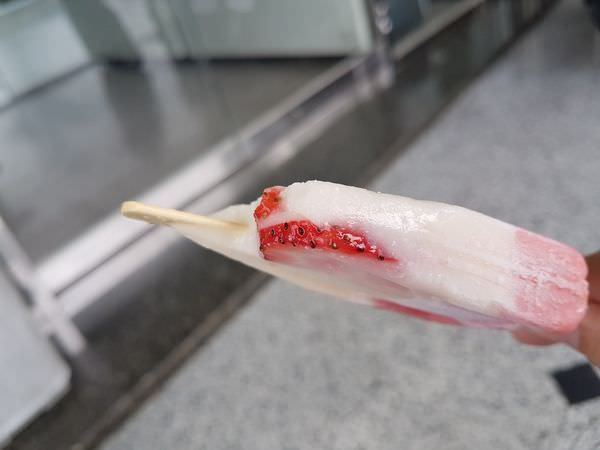 [台南]安平 古早味枝仔冰｜呷冰拉｜芳苑冰棒的分店｜安平蝦冰好奇妙的口感～詠純冰品