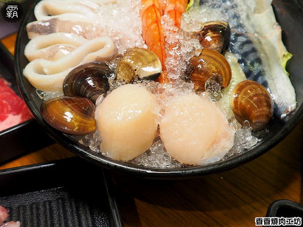 香香燒肉工坊： 香香燒肉工坊，豐原燒肉吃到飽，桌面很大可以擺很多肉跟食材~