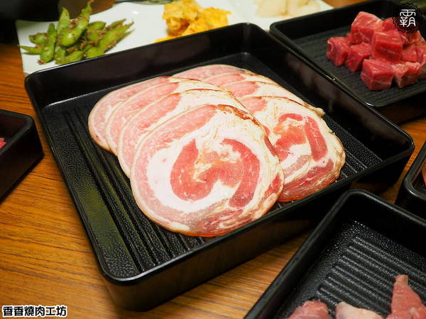香香燒肉工坊： 香香燒肉工坊，豐原燒肉吃到飽，桌面很大可以擺很多肉跟食材~