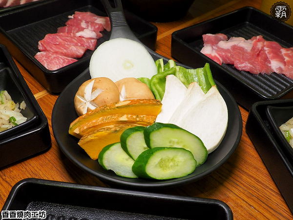 香香燒肉工坊： 香香燒肉工坊，豐原燒肉吃到飽，桌面很大可以擺很多肉跟食材~