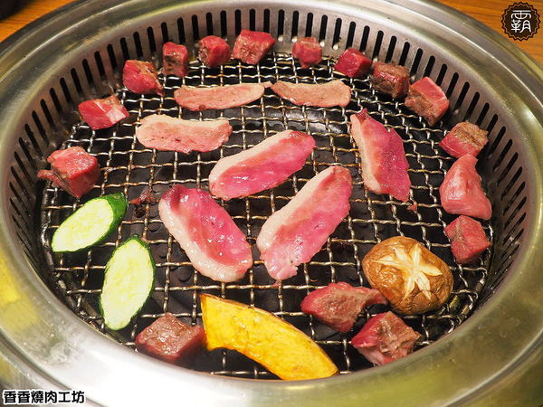 香香燒肉工坊： 香香燒肉工坊，豐原燒肉吃到飽，桌面很大可以擺很多肉跟食材~