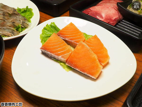 香香燒肉工坊： 香香燒肉工坊，豐原燒肉吃到飽，桌面很大可以擺很多肉跟食材~