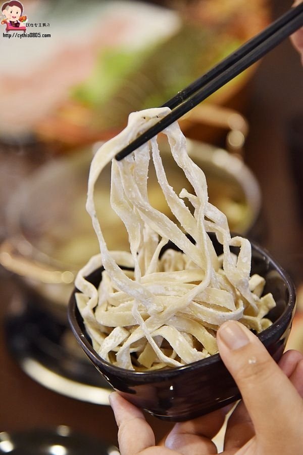 桃園夜市美食-大匠作健康湯鍋-安徽麻辣火鍋好新奇，湯頭實在好喝極了!! (邀約) @民宿女王芽月-美食.旅遊.全台趴趴走