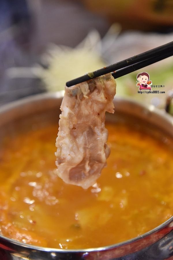 桃園夜市美食-大匠作健康湯鍋-安徽麻辣火鍋好新奇，湯頭實在好喝極了!! (邀約) @民宿女王芽月-美食.旅遊.全台趴趴走