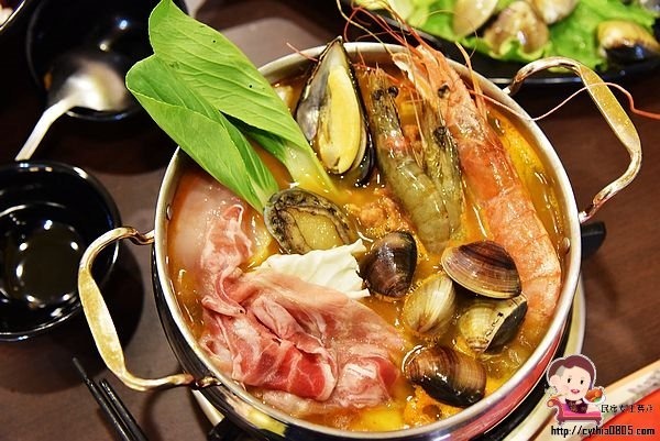 桃園夜市美食-大匠作健康湯鍋-安徽麻辣火鍋好新奇，湯頭實在好喝極了!! (邀約) @民宿女王芽月-美食.旅遊.全台趴趴走