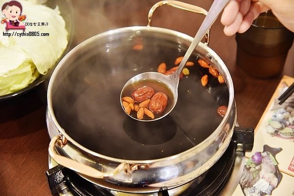 桃園夜市美食-大匠作健康湯鍋-安徽麻辣火鍋好新奇，湯頭實在好喝極了!! (邀約) @民宿女王芽月-美食.旅遊.全台趴趴走