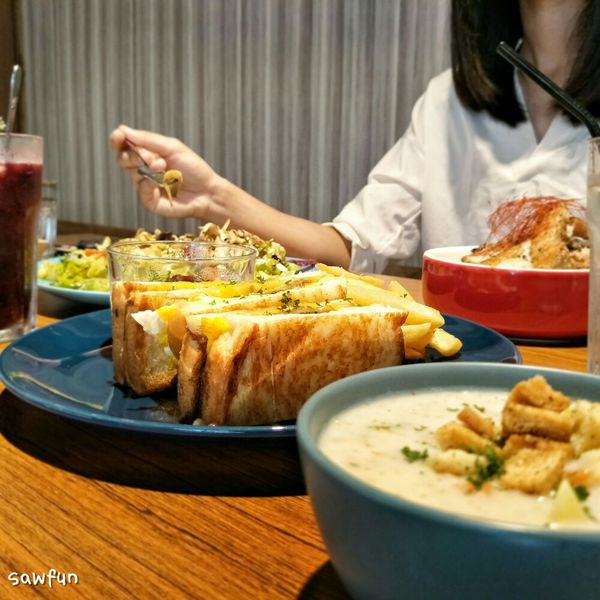 遇fun胃_起司蹦三明治 Cheese bomb||台中美食||近中國醫藥大學早午餐||舒適的早午餐店 推薦香嫩豬排起司蛋三明治 還有超熱情可愛的柯基狗摩卡 喜歡狗狗的你們絕對不能錯過