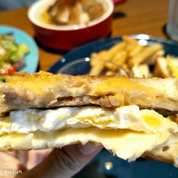 遇fun胃_起司蹦三明治 Cheese bomb||台中美食||近中國醫藥大學早午餐||舒適的早午餐店 推薦香嫩豬排起司蛋三明治 還有超熱情可愛的柯基狗摩卡 喜歡狗狗的你們絕對不能錯過