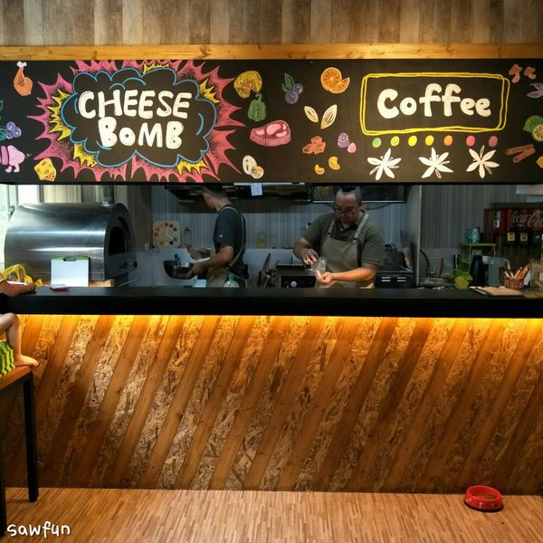 遇fun胃_起司蹦三明治 Cheese bomb||台中美食||近中國醫藥大學早午餐||舒適的早午餐店 推薦香嫩豬排起司蛋三明治 還有超熱情可愛的柯基狗摩卡 喜歡狗狗的你們絕對不能錯過