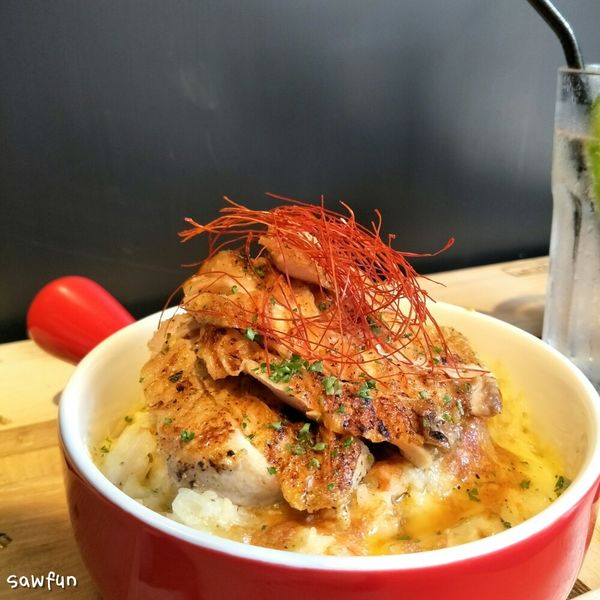 遇fun胃_起司蹦三明治 Cheese bomb||台中美食||近中國醫藥大學早午餐||舒適的早午餐店 推薦香嫩豬排起司蛋三明治 還有超熱情可愛的柯基狗摩卡 喜歡狗狗的你們絕對不能錯過