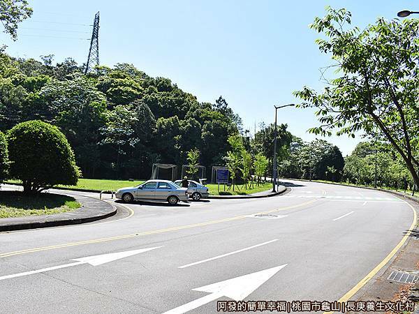 長庚養生文化村06-左側大草皮旁.JPG