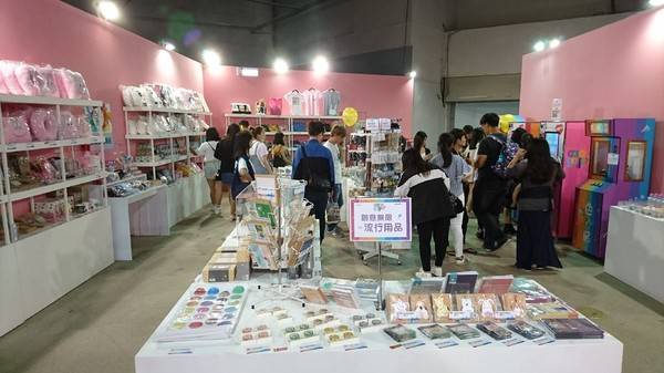 色廊展color gallery：高雄~色廊展 color gallery~大膽玩色彩~15種主題場景~好拍到不要不要的~