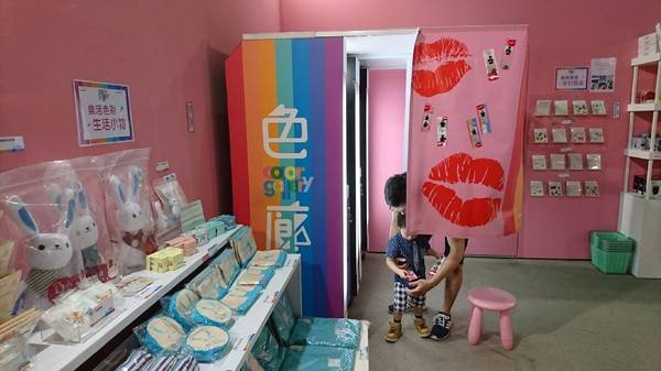 色廊展color gallery：高雄~色廊展 color gallery~大膽玩色彩~15種主題場景~好拍到不要不要的~