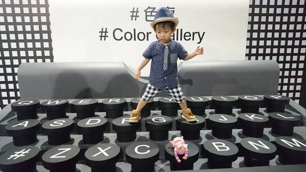 色廊展color gallery：高雄~色廊展 color gallery~大膽玩色彩~15種主題場景~好拍到不要不要的~