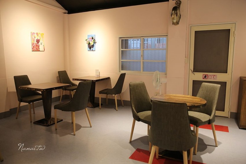 苗栗市美食》花甜咖啡屋。廢墟老宅翻修,搖身變馬卡龍色系的紫色小屋 - Nana愛旅行札記