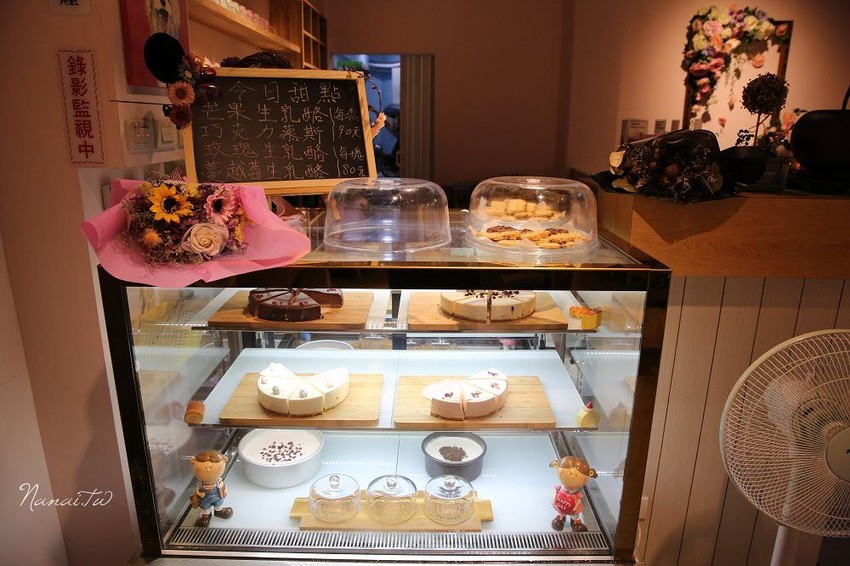 苗栗市美食》花甜咖啡屋。廢墟老宅翻修,搖身變馬卡龍色系的紫色小屋 - Nana愛旅行札記