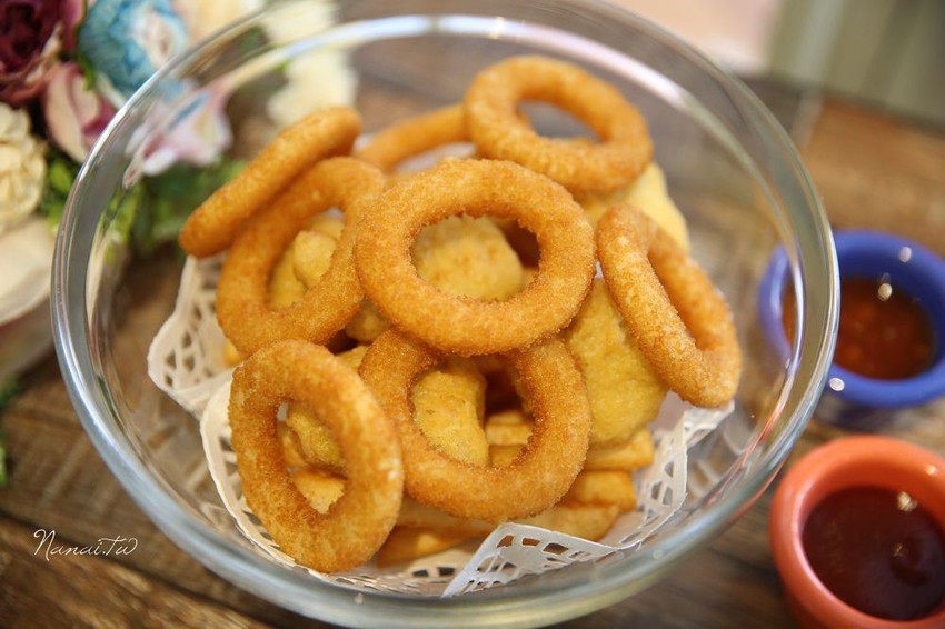 苗栗市美食》花甜咖啡屋。廢墟老宅翻修,搖身變馬卡龍色系的紫色小屋 - Nana愛旅行札記