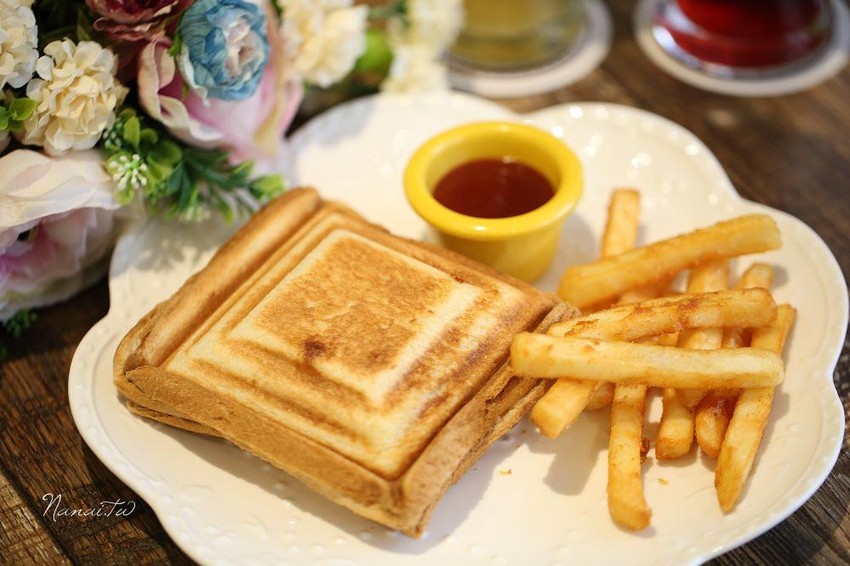 苗栗市美食》花甜咖啡屋。廢墟老宅翻修,搖身變馬卡龍色系的紫色小屋 - Nana愛旅行札記