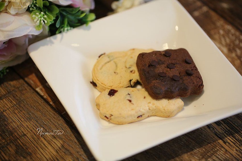 苗栗市美食》花甜咖啡屋。廢墟老宅翻修,搖身變馬卡龍色系的紫色小屋 - Nana愛旅行札記