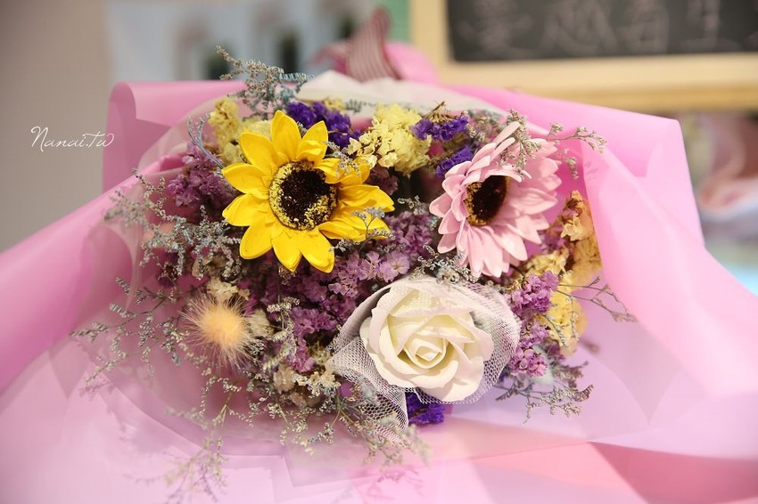 苗栗市美食》花甜咖啡屋。廢墟老宅翻修,搖身變馬卡龍色系的紫色小屋 - Nana愛旅行札記