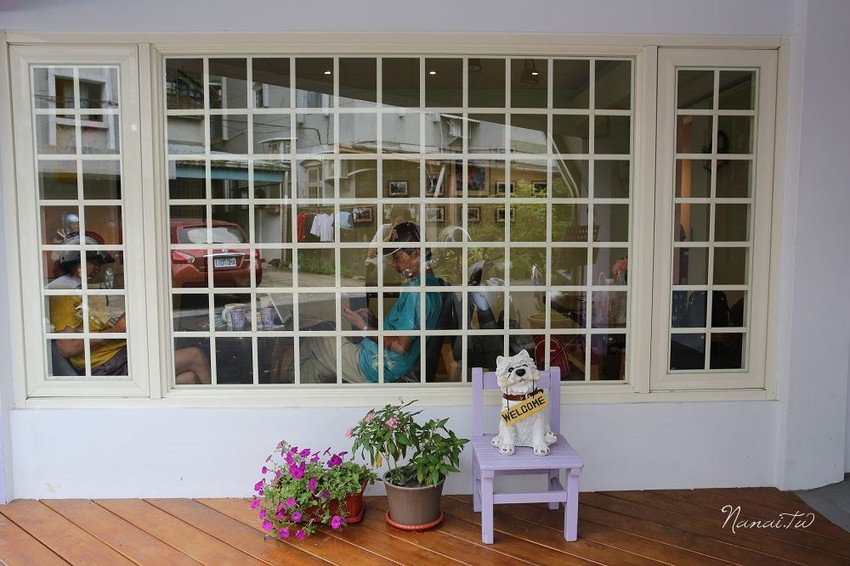 苗栗市美食》花甜咖啡屋。廢墟老宅翻修,搖身變馬卡龍色系的紫色小屋 - Nana愛旅行札記