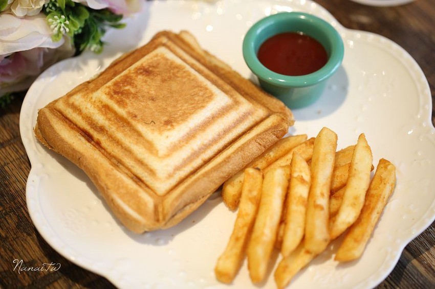 苗栗市美食》花甜咖啡屋。廢墟老宅翻修,搖身變馬卡龍色系的紫色小屋 - Nana愛旅行札記