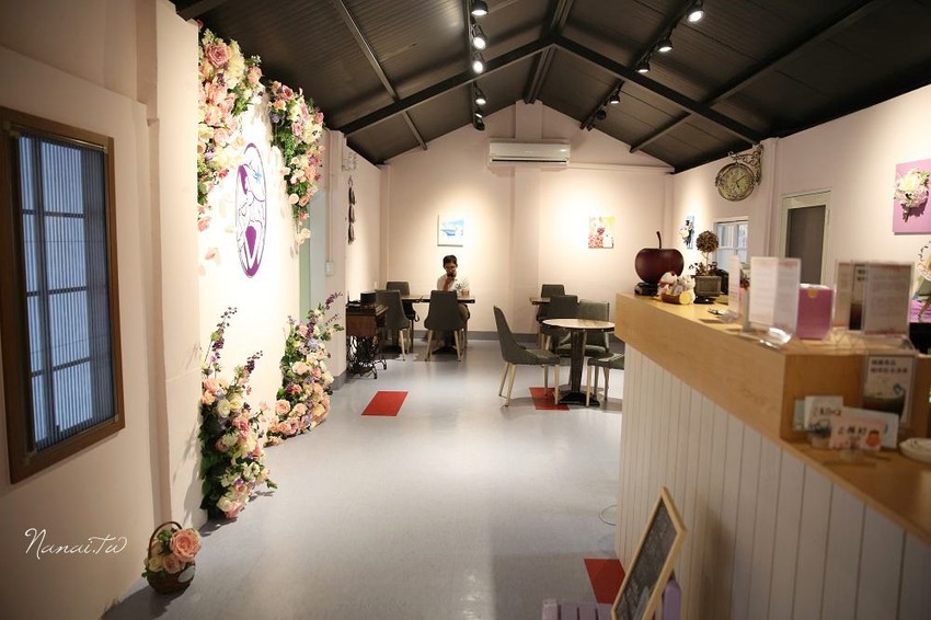 苗栗市美食》花甜咖啡屋。廢墟老宅翻修,搖身變馬卡龍色系的紫色小屋 - Nana愛旅行札記