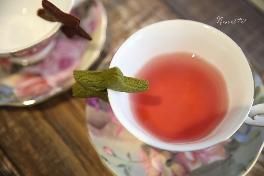 苗栗市美食》花甜咖啡屋。廢墟老宅翻修,搖身變馬卡龍色系的紫色小屋 - Nana愛旅行札記