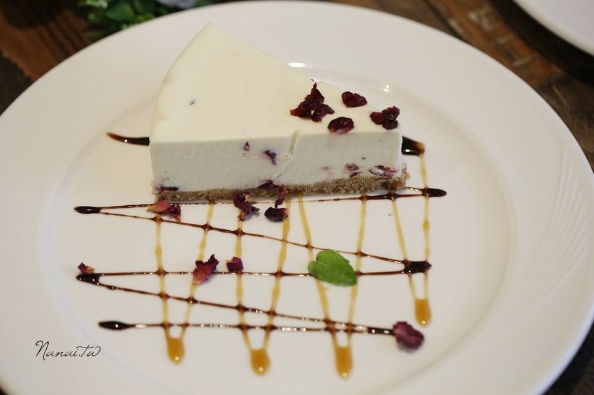 苗栗市美食》花甜咖啡屋。廢墟老宅翻修,搖身變馬卡龍色系的紫色小屋 - Nana愛旅行札記