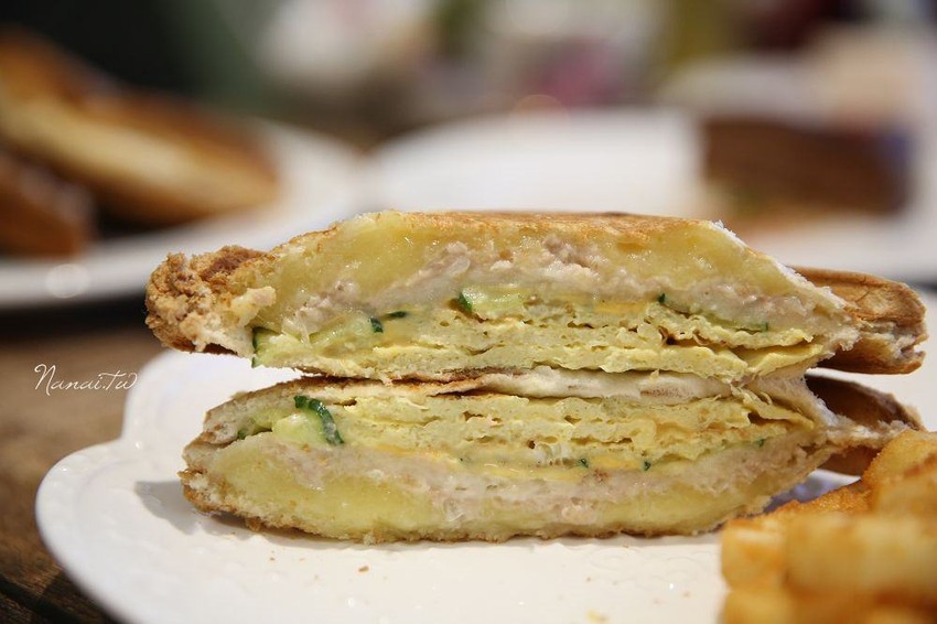 苗栗市美食》花甜咖啡屋。廢墟老宅翻修,搖身變馬卡龍色系的紫色小屋 - Nana愛旅行札記