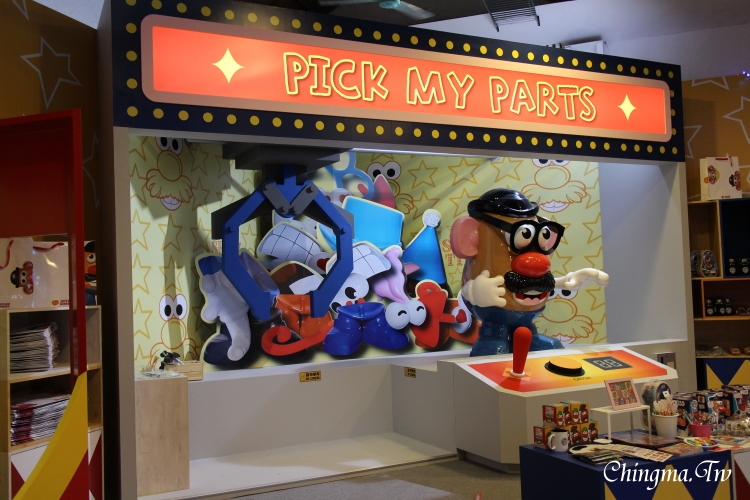 <免費入場>親子同遊-玩具總動員的人氣角色「蛋頭先生期間限定店」暑假快閃華山文創園區!歡迎來到放大版的玩具世界~蛋頭先生大型夾娃娃機 造型雞蛋糕 獨家周邊商品 好拍好吃又好逛!!!