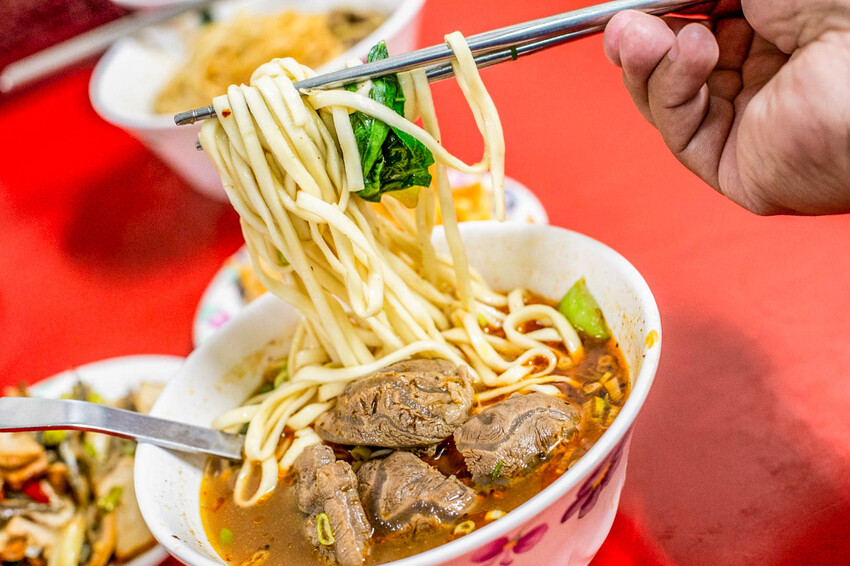 台北市松山區李家良友牛肉麵｜早上賣牛肉，收攤就賣牛肉麵！老饕才知道藏身傳統市場牛肉麵