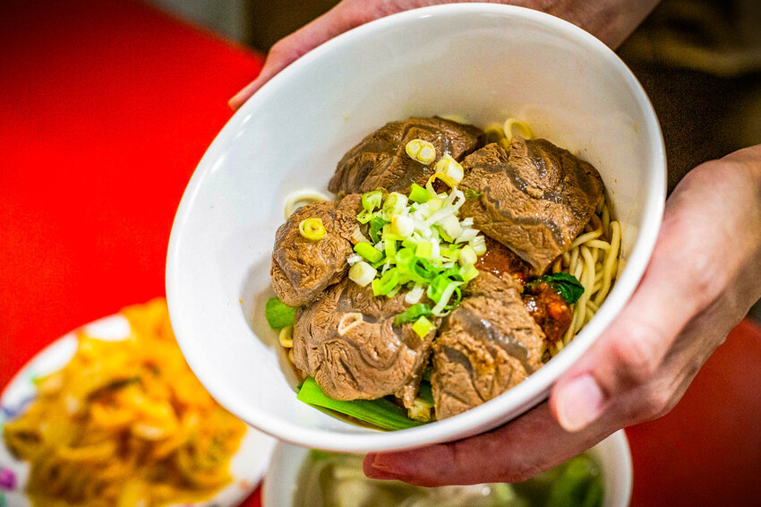 台北市松山區李家良友牛肉麵｜早上賣牛肉，收攤就賣牛肉麵！老饕才知道藏身傳統市場牛肉麵