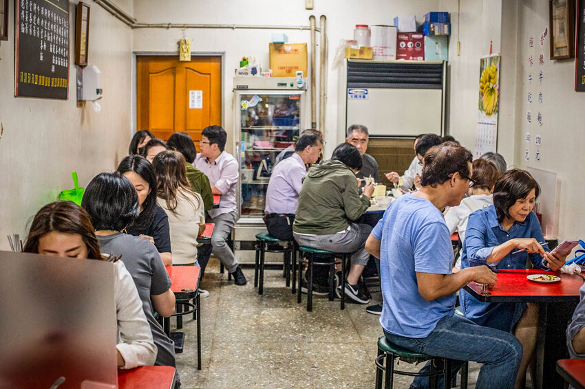 台北市松山區李家良友牛肉麵｜早上賣牛肉，收攤就賣牛肉麵！老饕才知道藏身傳統市場牛肉麵